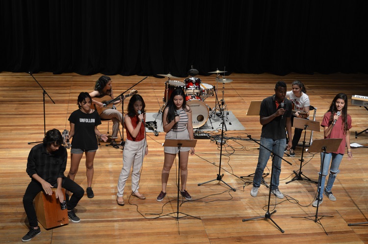 Grupo apresentou versão da música 